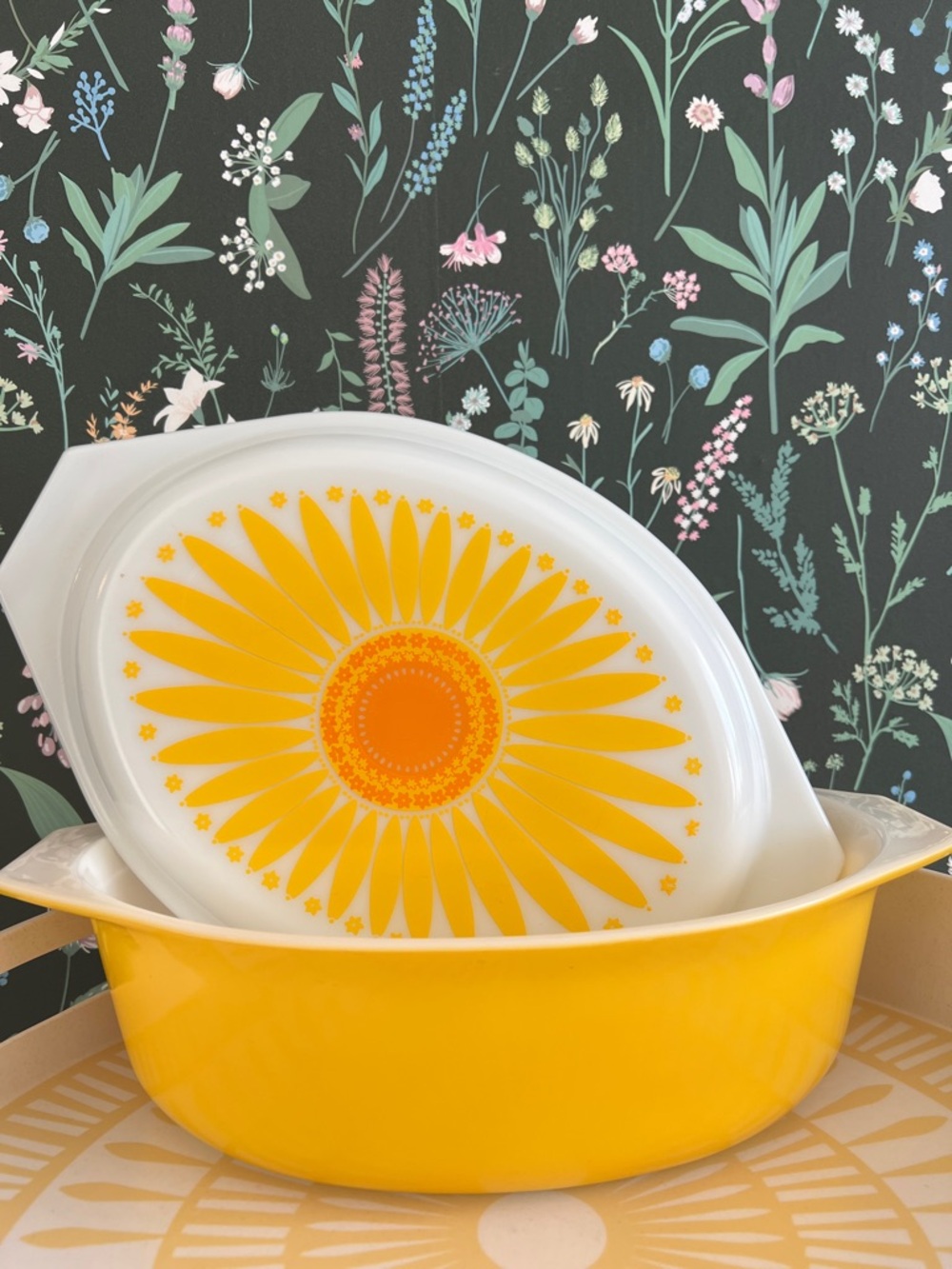 VINTAGE PYREX casserole dish in Daisy or Sunflower pattern 60s 70s